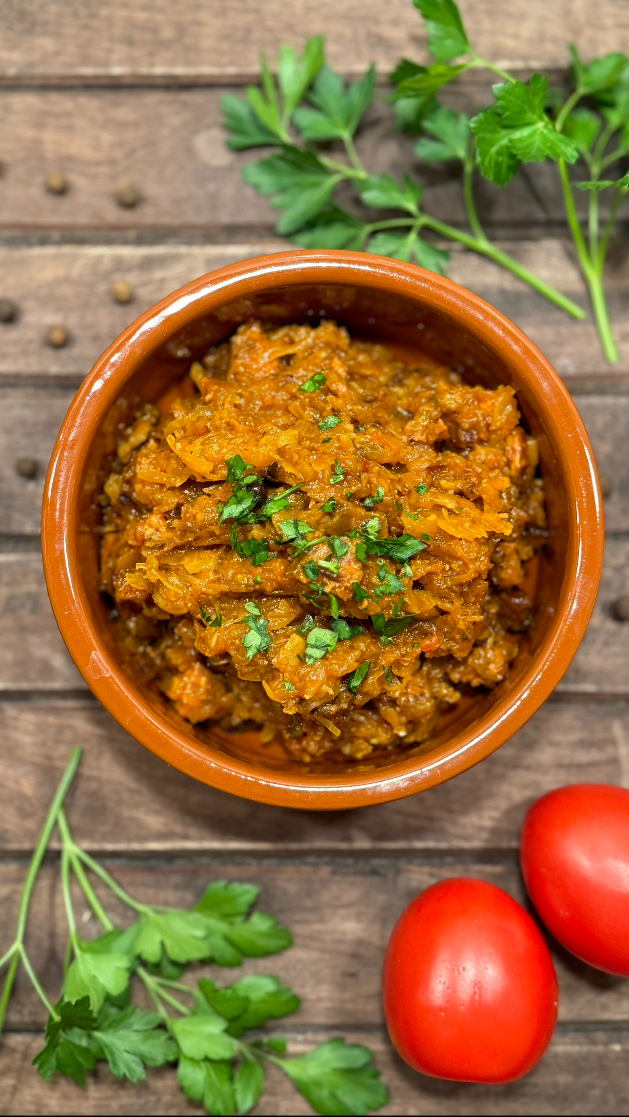 Pomidorowy bigos z wędzoną kiełbasą
